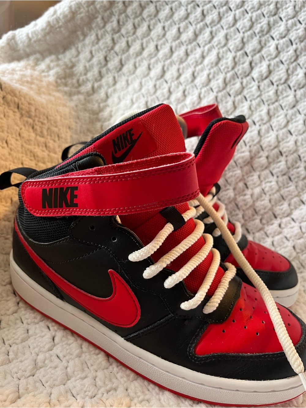 Nike Black and Red Mid-Top Sneakers with White Laces Boys Size 5.5 Y Very nice